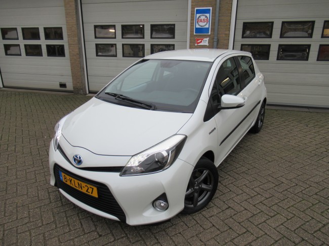 Toyota Yaris 1.5 Full Hybrid Dynamic Parelmoer lak