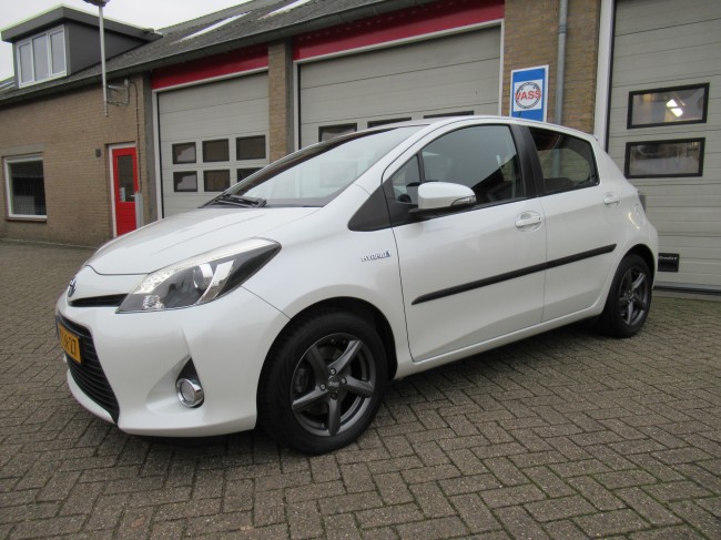 Toyota Yaris 1.5 Full Hybrid Dynamic Parelmoer lak