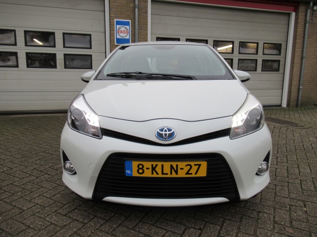 Toyota Yaris 1.5 Full Hybrid Dynamic Parelmoer lak