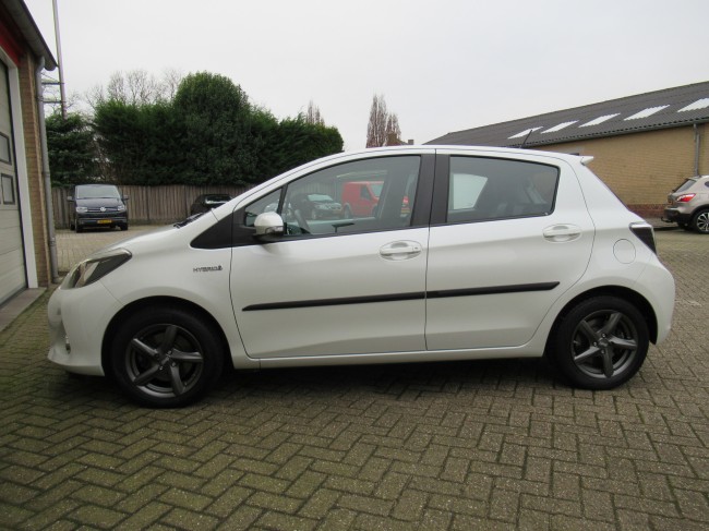 Toyota Yaris 1.5 Full Hybrid Dynamic Parelmoer lak