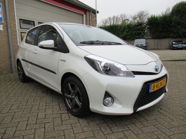 Toyota Yaris 1.5 Full Hybrid Dynamic Parelmoer lak