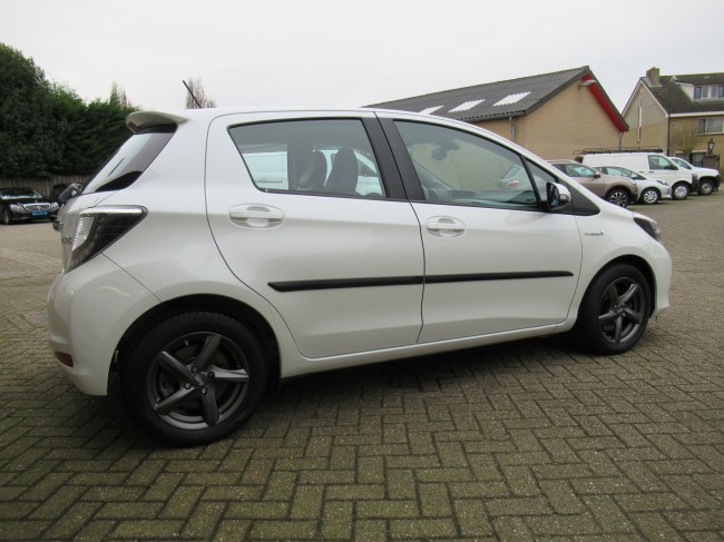 Toyota Yaris 1.5 Full Hybrid Dynamic Parelmoer lak