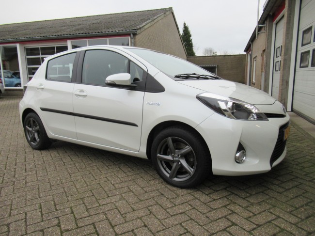 Toyota Yaris 1.5 Full Hybrid Dynamic Parelmoer lak