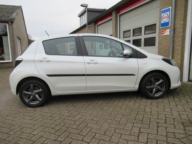 Toyota Yaris 1.5 Full Hybrid Dynamic Parelmoer lak