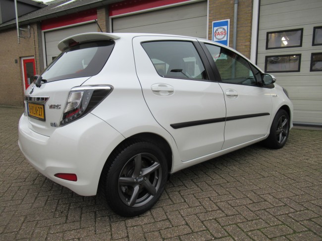 Toyota Yaris 1.5 Full Hybrid Dynamic Parelmoer lak