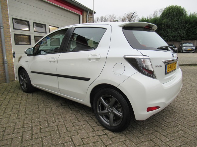 Toyota Yaris 1.5 Full Hybrid Dynamic Parelmoer lak