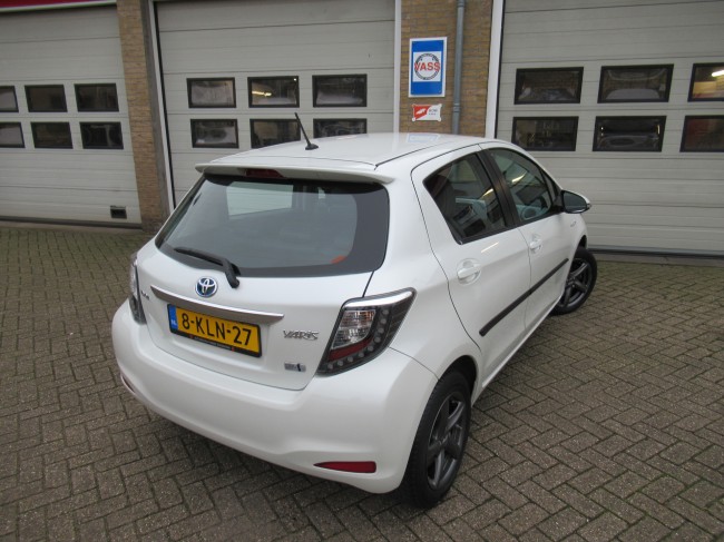 Toyota Yaris 1.5 Full Hybrid Dynamic Parelmoer lak