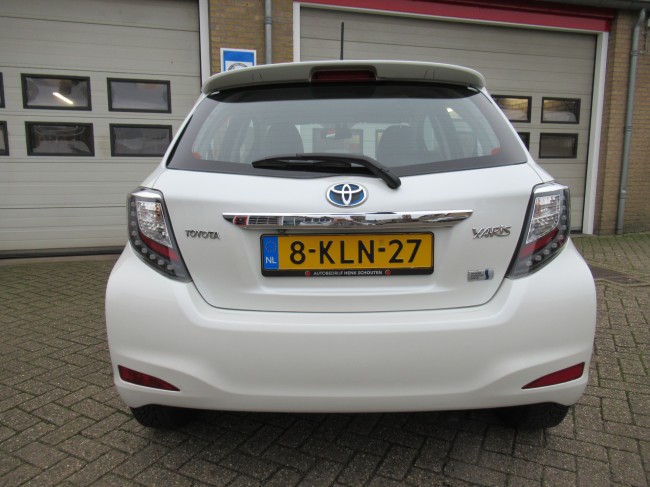 Toyota Yaris 1.5 Full Hybrid Dynamic Parelmoer lak
