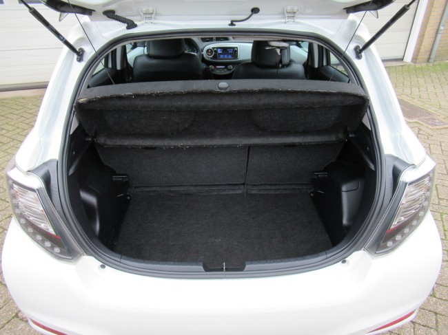 Toyota Yaris 1.5 Full Hybrid Dynamic Parelmoer lak