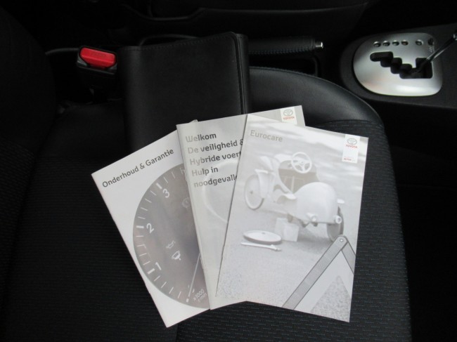 Toyota Yaris 1.5 Full Hybrid Dynamic Parelmoer lak