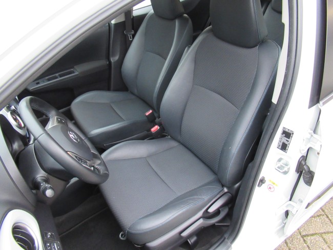 Toyota Yaris 1.5 Full Hybrid Dynamic Parelmoer lak