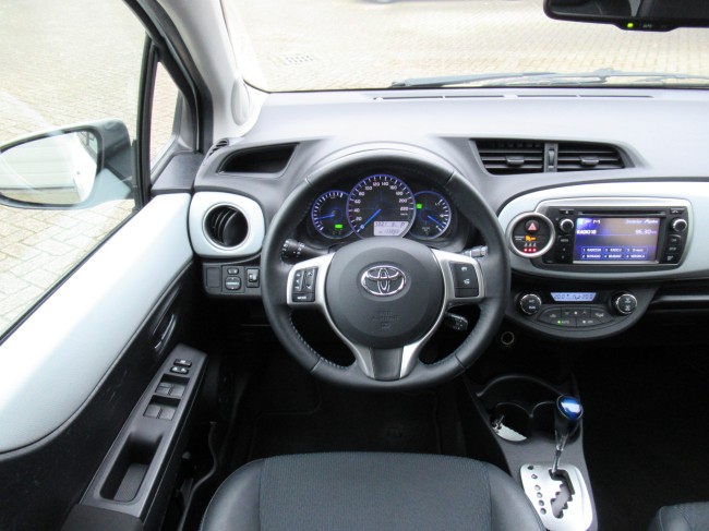 Toyota Yaris 1.5 Full Hybrid Dynamic Parelmoer lak