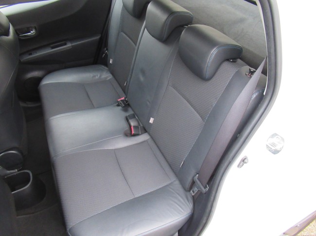 Toyota Yaris 1.5 Full Hybrid Dynamic Parelmoer lak