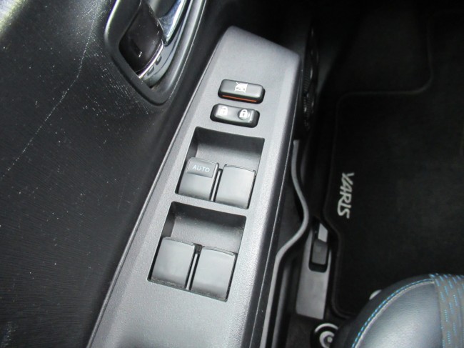 Toyota Yaris 1.5 Full Hybrid Dynamic Parelmoer lak